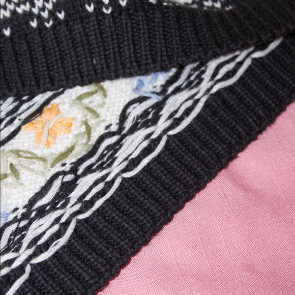 VTG 90s Black/Cream Floral Embroidered Knit Crew Neck Sweater - Medium - Picture 11 of 12